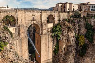 Dani Roman bei seinem Stunt in Ronda, Spanien, am 30. November 2022.