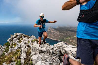 Ryan Sandes et Kane Reilly courent pendant la course Lighthouse To Lighthouse au Cap, en Afrique du Sud, le 19 février 2021. 