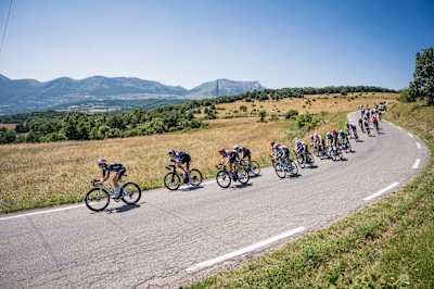 Jai Hindley est en tête lors de la 18e étape, entre Gap et Barcelonnette, du 111e Tour de France 2024, le 18 juillet.