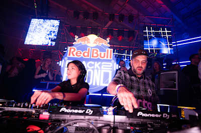 Jennifer Loveless och DJ Tennis tar med sig elektrisk energi till Red Bull Back2Beyond i Stockholm den 27 mars 2026 och spelar ett hyllat B2B DJ-set tillsammans.