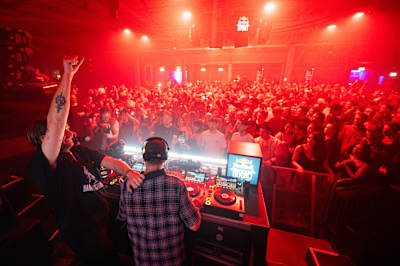 Axel Boman och DJ Tennis framför elektrifierande DJ-set på Red Bull Back Back2Beyond i Stockholm, Sverige den 27 mars 2026
