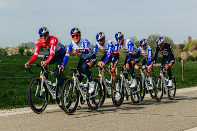 Remco Evenepoel, Nico Denz, Haimar Etxeberria, Jan Tratnik, Tim van Dijke e Danny van Poppel durante la ricognizione dell'Amstel Gold Race 2026.
