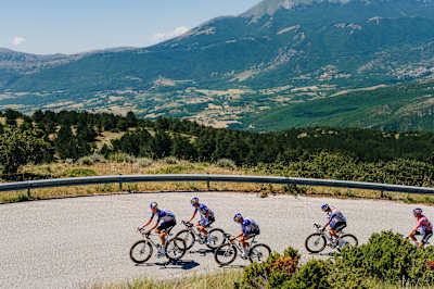 Red Bull Bora Hansgrohe Rookies in testa al gruppo del Giro Next Gen 2026 scorta la maglia rosa Lorenzo Finn.