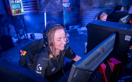 Petra lächelt, während sie VALORANT beim Red Bull Instalock-Event spielt.