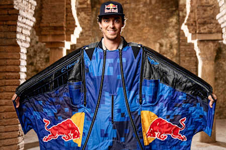 ウイングスーツを着用したダニ・ロマン