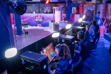 Karmine Corp, 20 Nisan 2024'te Londra'daki Red Bull Gaming Sphere'de düzenlenen Red Bull Instalock'un birinci gününde mücadele ediyor.