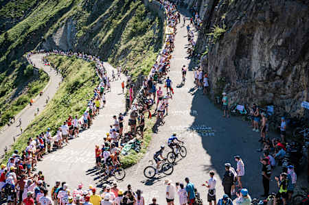 Jai Hindley sube el Col du Noyer durante la Etapa 17 del 111º Tour de Francia el 17 de julio de 2024.