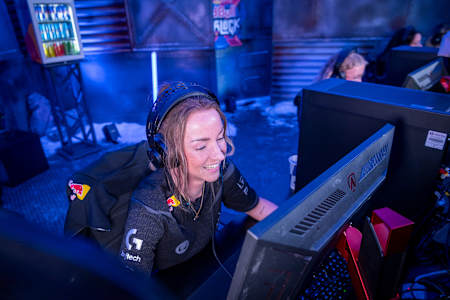 Petra lächelt, während sie VALORANT beim Red Bull Instalock-Event spielt.