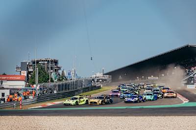 2025年第53回ニュルブルクリンク24時間レースのスタートシーン