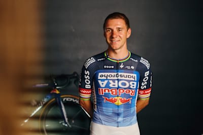 Remco Evenepoel trägt anlässlich der 13. Tour de France der Team-Historie von Red Bull - BORA - hansgrohe ein umgedrehtes Trikot.