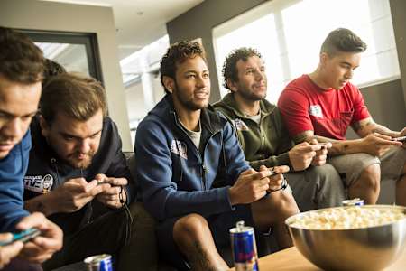 Neymar spielt mit seinen Freunden Mario Kart 8 Deluxe auf Nintendo Switch.