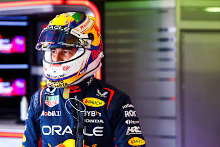 Pod kaskiem Sergio Pereza widoczna rurka doprowadzająca napój