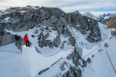 Le pro du snowboardcross Pierre Vaultier se prépare avant d'affronter le parcours de pumptrack de Reshapes.