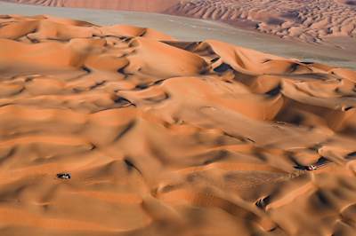 In den Wüstendünen jagen Toyota- und Prodrive-Fahrer bei der Dakar 2024 dem Ruhm hinterher.