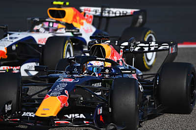 Max Verstappen conduce a Liam Lawson en la pista durante el segundo día de pruebas de F1 en el Circuito Internacional de Bahrein el 19 de febrero de 2026 en Bahrein, Bahrein.   