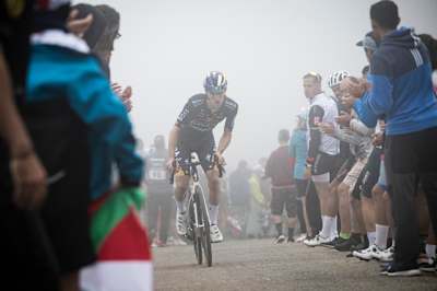 Le cycliste Giovanni Aleotti, de l'équipe Red Bull - BORA - hansgrohe, roule à travers la brume sur l'arrivée éprouvante du Cuitu Negru lors de la 15e étape de La Vuelta 2024.