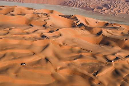 Desafiando las dunas del desierto, los pilotos de Toyota y Prodrive persiguen la gloria en el Dakar 2024.