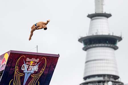 Constantin Popovici din România plonjează de pe platforma de 27 de metri în timpul ediției 2023 a Red Bull Cliff Diving World Series din Auckland, Noua Zeelandă, la 28 ianuarie 2024.