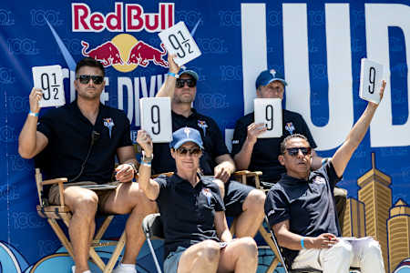 Die Kampfrichter bewerten einen Tauchgang während des zweiten Wettkampftages des zweiten Stopps der Red Bull Cliff Diving World Series 2024 in Boston, USA, am 7. Juni 2024.