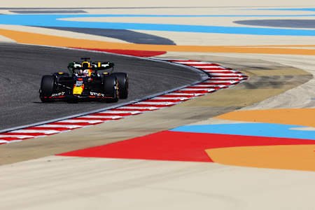 Le Néerlandais Max Verstappen de l'écurie Oracle Red Bull Racing roule au volant de la monoplace RB19 lors des essais du Grand Prix de Formule 1 du Bahreïn 2023.