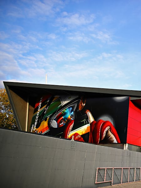 La pit lane del circuito di Imola e il murales dedicato ad Ayrton Senna