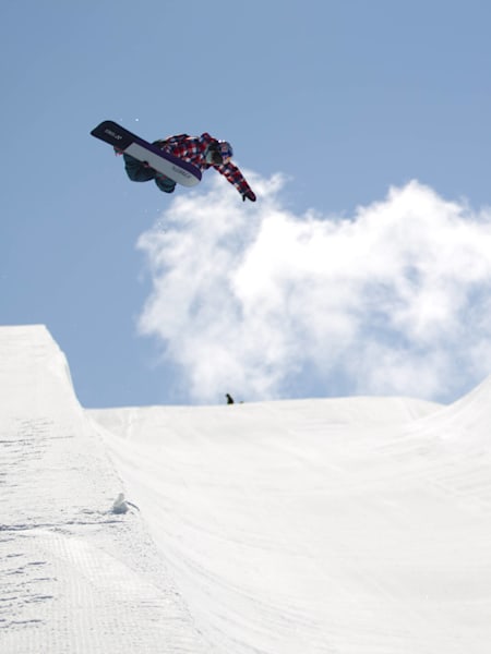 L'Espagnole Queralt Castellet fait du snowboard half pipe dans un snowpark.