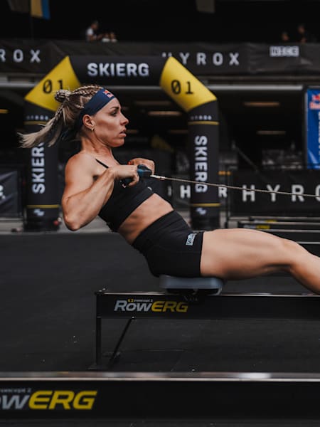 Ida Mathilde, athlète Red Bull, fait du rameur lors du championnat du monde Hyrox à Nice, le 7 juin 2024.