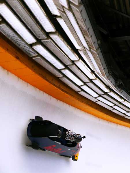 Le pilote de Formule 1 Daniil Kvyat s’essaie au bobsleigh sur une piste de glace Red Bull.