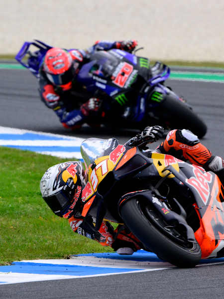 Le pilote espagnol Pedro Acosta roule sur le circuit de Phillip Island lors du Grand Prix MotoGP d’Australie 2025.