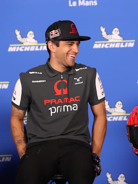 Les pilotes Marc Márquez et Jorge Martín célèbrent lors d'une conférence après le Grand Prix de France de MotoGP 2024.