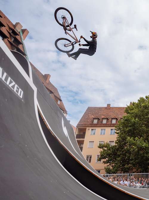 Emil Johansson zeigt einen atemberaubenden Alley-Oop Tailwhip beim Red Bull District Ride 2022 in Nürnberg, Deutschland.