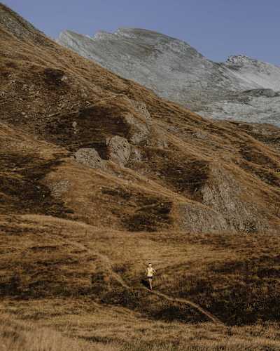 L’athlète de trail Leire Fernandez court sur un sentier des Pyrénées.