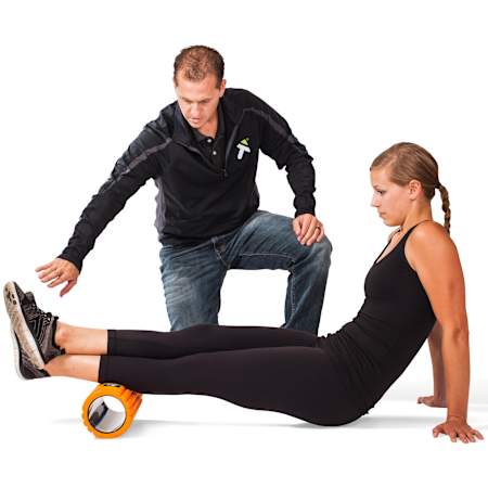 El Dr. Kyle Stutt muestra cómo utilizar el foam roller.