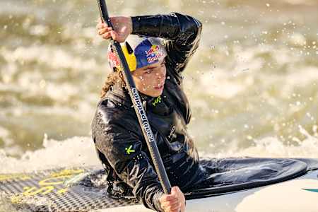Jessica Fox pagaie lors d'une séance d'entraînement de kayak au Penrith Whitewater Stadium
