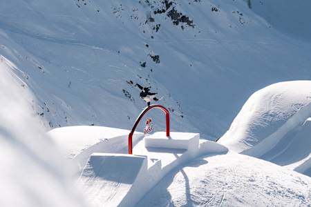 Le snowboardeur italien Ian Matteoli ride un rail à Sella Nevea, en Italie.