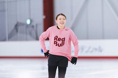 La patineuse artistique japonaise Rika Kihira sourit lors d’une séance d’entraînement sur la glace.
