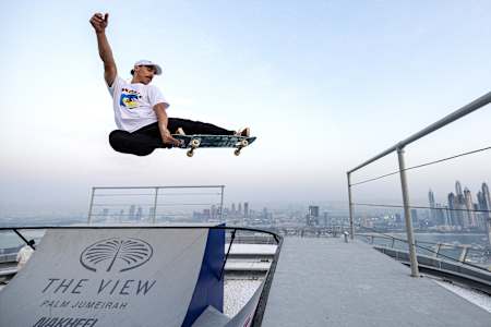 Dany Leon s'envole en skateboard à Dubaï.