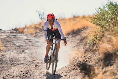 Maxime Troast fährt 2022 beim Rio Grande Gravel in Marfa, Texas.
