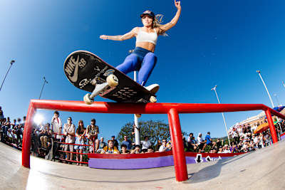 Leticia Bufoni fait du skateboard sur un rail.