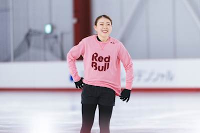 La patineuse artistique japonaise Rika Kihira sourit lors d’une séance d’entraînement sur la glace.