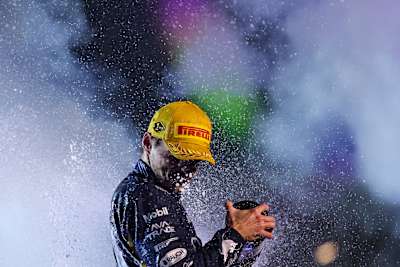 Max Verstappen célèbre sa victoire lors du Grand Prix de Las Vegas de Formule 1 2025.