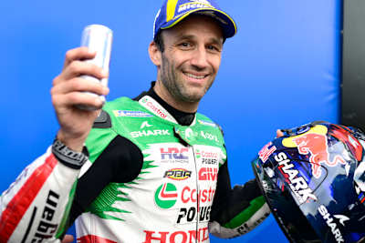 Le pilote français Johann Zarco célèbre sa victoire sur le podium du Grand Prix de France de MotoGP 2025 sur le Circuit Bugatti.