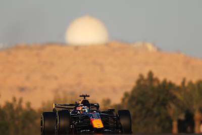 A Formula One car in a straight line, illustrating straight mode with the wings opening to maximise speed.