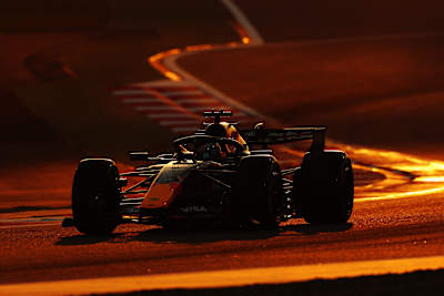 A Formula One single-seater in a bend, illustrating the phenomenon of superclipping when managing energy during a race.