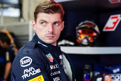Max Verstappen concentré dans le garage d’Oracle Red Bull Racing lors du Grand Prix d’Autriche de Formule 1 2026.