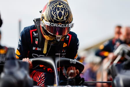 Der F1-Pilot Max Verstappen steigt in seinen Red Bull Racing-Boliden.