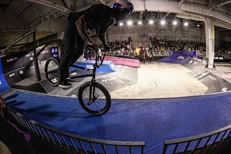 Courage Adams réalise un nose manual en BMX lors de la Simple Session 2023 à Tallin, en Estonie.