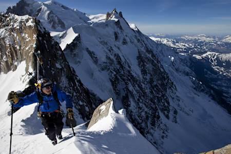 Chris Davenport marche sur une montagne à Chamonix, France, en février 2011.