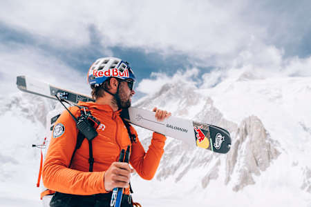 Le skieur Andrzej Bargiel marche vers le sommet du Gasherbrum II, au Pakistan en juin 2023.