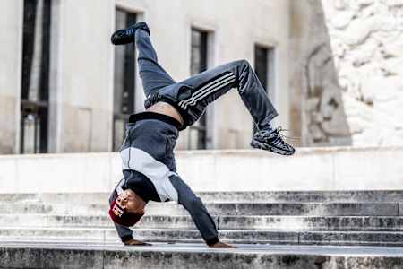 B-boy Sunni danse au Palais de Tokyo lors du Red Bull BC One All Stars Paris take-over à Paris, France, le 9 août 2023.